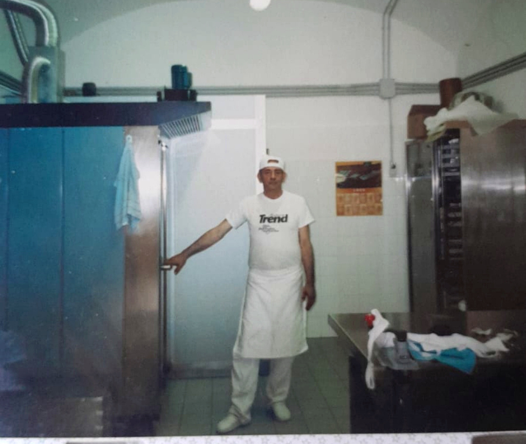 Roberto Tichetti in un laboratorio di pasticceria romano